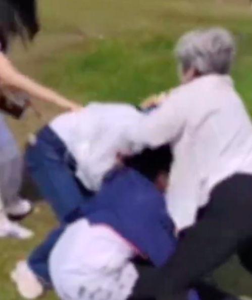 老太太爆料视频大全最新,真实事件背后的惊人真相 第1张 老太太爆料视频大全最新,真实事件背后的惊人真相 第1张